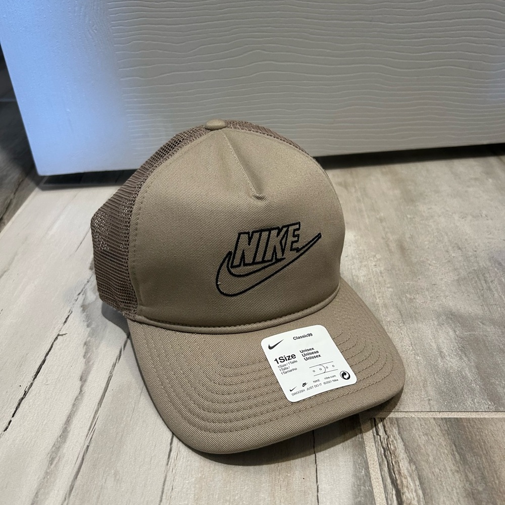 NIKE trucker hat